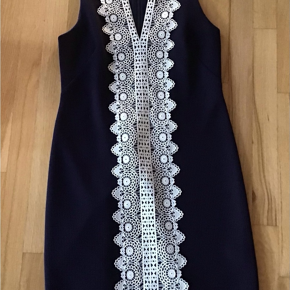 EUC Vince Camuto Navy Dress with White Lace Accent Sz 6